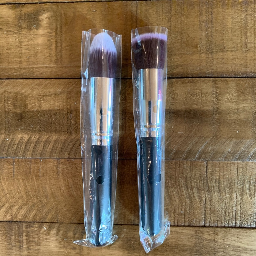 Makeup brushes, new.